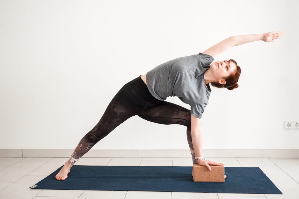 How to use yoga blocks for beginners in extended side angle pose