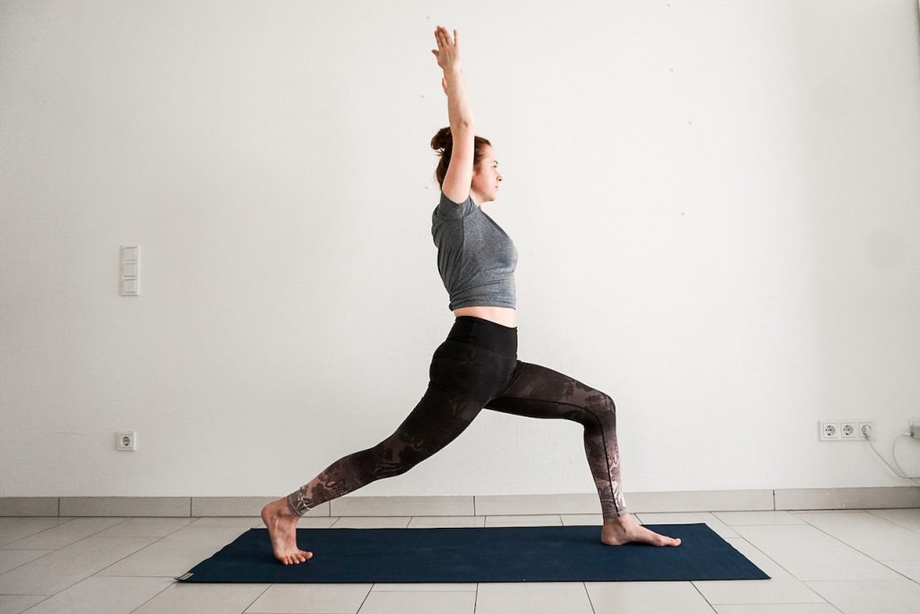 yoga poses for beginners - high lunge