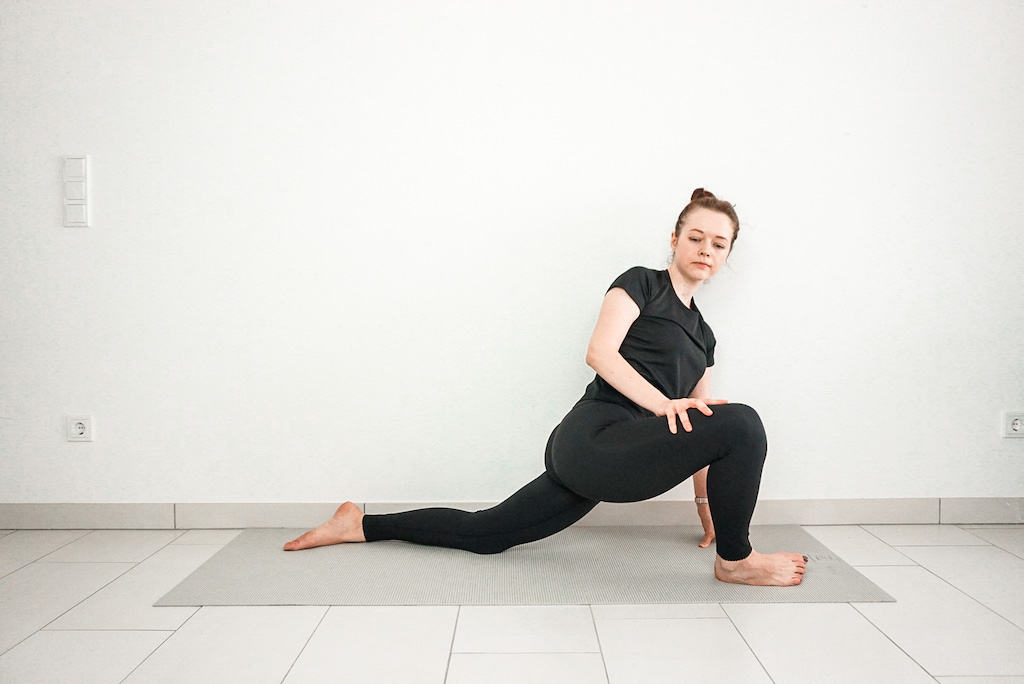 lizard pose modification yoga poses for tight hips